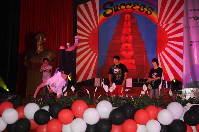 Đêm nhạc hội đã quy tụ nhiều tiết mục biểu diễn đặc sắc của sinh viên trong trường và sự tham gia biểu diễn nhiều ca sỹ nổi tiếng